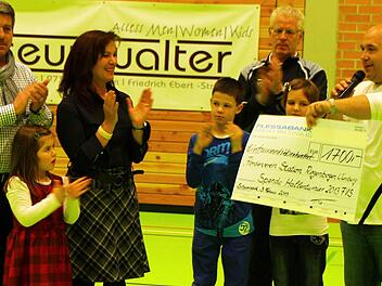 Der Organisator der Hallenfußballturniere des FV Schwarzenau/Stadtschwarzach, Josef Hitzinger, überreicht der 3. Vorsitzenden des Fördervereins, Heike Gündisch, einen Spendenscheck über 1700 Euro. Foto: Thomas