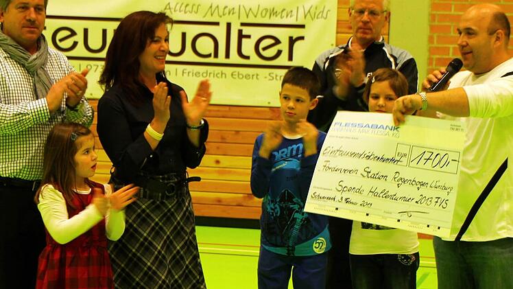 Der Organisator der Hallenfußballturniere des FV Schwarzenau/Stadtschwarzach, Josef Hitzinger, überreicht der 3. Vorsitzenden des Fördervereins, Heike Gündisch, einen Spendenscheck über 1700 Euro. Foto: Thomas