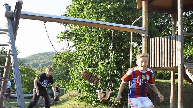 Am Spielplatz in Gärtenroth: Die Jungs üben sich im Schaukel-Weitsprung übten. Der Spielplatz wird seit Jahren immer wieder durch Ergänzungen seitens der Dorfgemeinschaft bereichert.