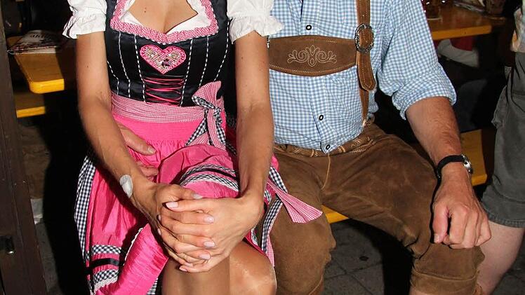 Bei so einer schönen Frau rückt man schon mal ein bisschen: Gerhard Hacker aus Mainleus lässt sich gerne mit der Miss Germany 2011 fotografieren.