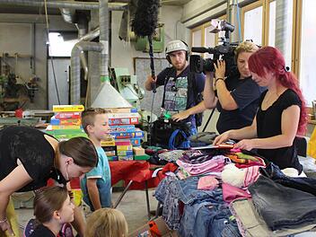 Beim Besuch von Familie Gernhuber-Bauer in Priegendorf konnte der Trödeltrupp von RTL aus dem Vollen schöpfen. Die Schreinerei jedenfalls war vollgepackt. Foto: Julia Brendel