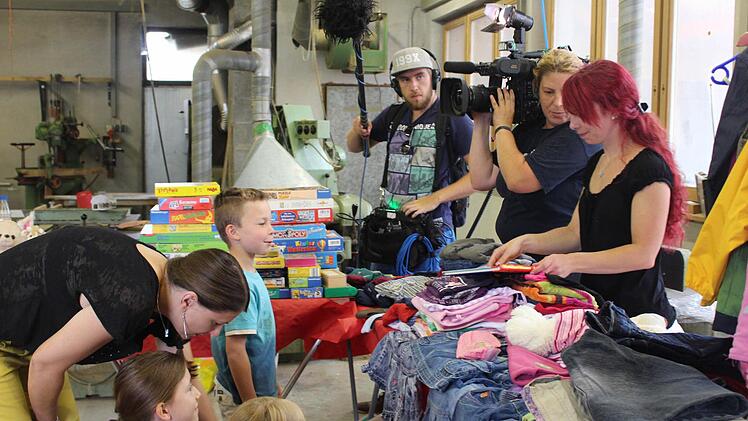 Beim Besuch von Familie Gernhuber-Bauer in Priegendorf konnte der Trödeltrupp von RTL aus dem Vollen schöpfen. Die Schreinerei jedenfalls war vollgepackt. Foto: Julia Brendel