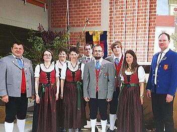 Der NBMB-Vize-Vorsitzende Mario Hugo (rechts) ehrte Aktive des Musikvereins Langendorf für ihre Treue (von links): Eugen Pfeffermann, Anja Menth-Simon, Sonja Vierheilig, Heike Fleischer, Norbert Heinlein, Philipp Warmuth, Andreas Partsch und Anke Dünisch.  Foto: Stefan Roth