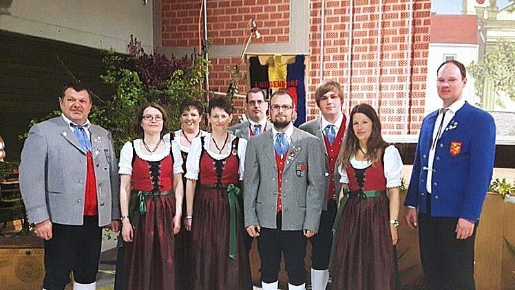 Der NBMB-Vize-Vorsitzende Mario Hugo (rechts) ehrte Aktive des Musikvereins Langendorf für ihre Treue (von links): Eugen Pfeffermann, Anja Menth-Simon, Sonja Vierheilig, Heike Fleischer, Norbert Heinlein, Philipp Warmuth, Andreas Partsch und Anke Dünisch.  Foto: Stefan Roth