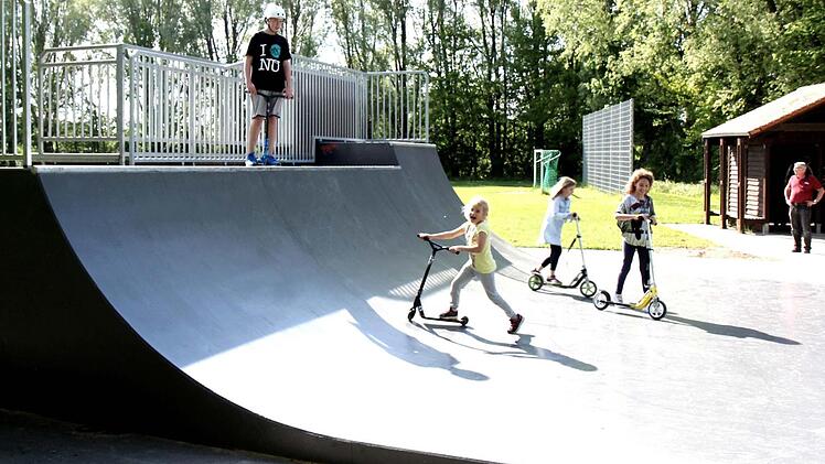Die neue Skateanlage kann nicht nur mit Skateboards, sondern auch mit BMX-Rädern, Inline-Skates und Scootern benutzt werden. Foto: Richard Sänger