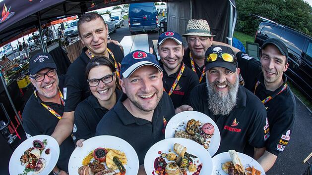 Martin Schulz (Mitte) gewann mit der Hilfe seines Teams die Deutsche Grillmeisterschaft. In seinem Team sind auch der Heroldsbacher Ralf Lieb (ganz rechts) und der Forchheimer Christian Rudolph (F&uuml;nfter von links).  Foto: Frank Rumpenhorst/dpa