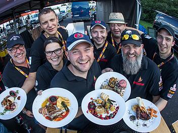 Martin Schulz (Mitte) gewann mit der Hilfe seines Teams die Deutsche Grillmeisterschaft. In seinem Team sind auch der Heroldsbacher Ralf Lieb (ganz rechts) und der Forchheimer Christian Rudolph (Fünfter von links).  Foto: Frank Rumpenhorst/dpa