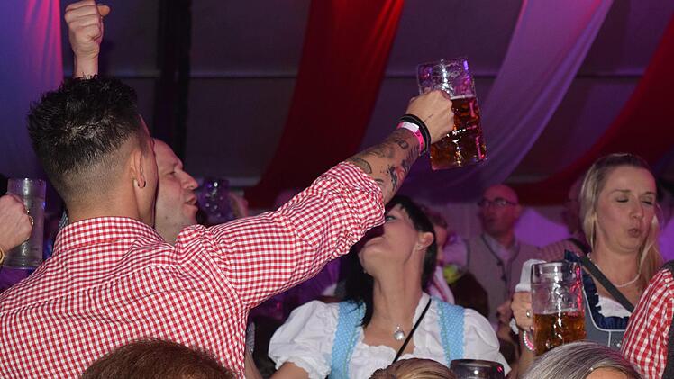 Beim "Prosit der Gemütlichkeit" gehen alle Bierkrüge nach oben. Foto: Daniela Pondelicek