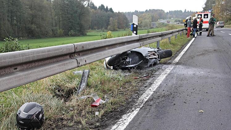 Glück im Unglück hatte ein 24-jähriger Motorradfahrer aus dem Landkreis Schweinfurt, der nach dem Touchieren mit einem Opel Astra, den er überholen wollte, nach links von der Straße abkam und unter die Leitplanke rutschte, wobei das Motorrad nach dem Anstoß brannte. Foto: Helmut Will