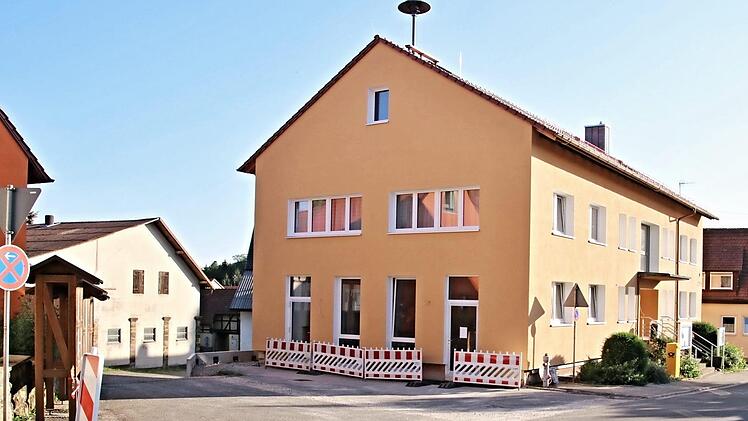 Das Rathaus in Pfarrweisach zeigt sich bereits in neuem Glanz. Der Vorplatz links davor soll neu gestaltet und damit gleichzeitig die Wasserführung in der Bahnhofsstraße verbessert werden.