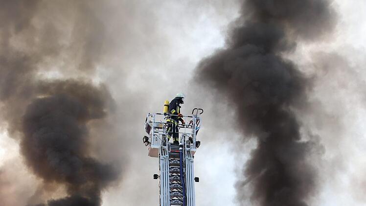Das Gebäude in Schlüchtern brannte bis auf die Grundmauern ab. Etwa 24 Stunden zuvor hatte es schon in einem Sonderposten-Markt gebrannt. Foto: Ulrich Schwind