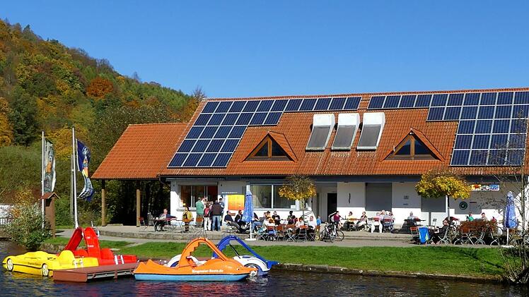 Der Kiosk-Betreiber möchte die Terrasse vor dem Eingangsgebäude des Badesees überdachen und winddicht abschließen. Foto: Dieter Hübner