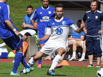 Im Spiel gegen den FC 06 Bad Kissingen  in der Saison 2016/17 stand Thomas Dietz (rechts) noch an der Linie. Die Spieler des TSV M&uuml;nnerstadt wollen trotz Ableben ihres Ex-Trainers in R&ouml;delmaier antreten.Hopf