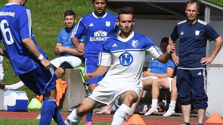 Im Spiel gegen den FC 06 Bad Kissingen  in der Saison 2016/17 stand Thomas Dietz (rechts) noch an der Linie. Die Spieler des TSV M&uuml;nnerstadt wollen trotz Ableben ihres Ex-Trainers in R&ouml;delmaier antreten.Hopf