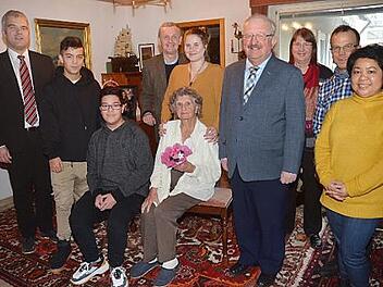 Zahlreiche Gratulationen konnte Anna Erler (vorne mit Blumenstrauß) zu ihrem 102. Geburtstag entgegennehmen.  Foto: K.- H. Hofmann