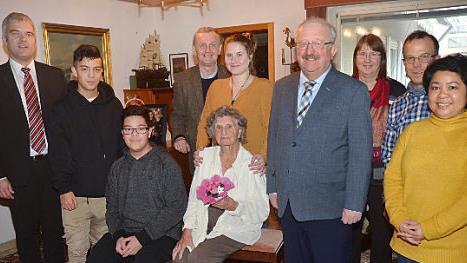 Zahlreiche Gratulationen konnte Anna Erler (vorne mit Blumenstrauß) zu ihrem 102. Geburtstag entgegennehmen.  Foto: K.- H. Hofmann