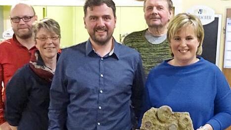 Gleich vier Wanderk&ouml;nige zeichnete Zweiter Vorsitzender Erik Friedlein (hinten links) aus: Sonja H&ouml;fer, Georg Trautmann, Timo H&ouml;fer und Kathrin Gratz (von rechts).  Foto: Thomas Micheel