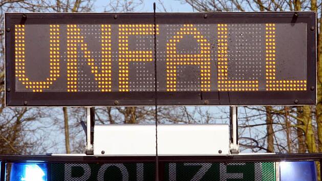 Bei Schopfloch in Bayern kam es zu einem schweren Verkehrsunfall und zwei Verletzten.  Symbolbild: Daniel Bockwoldt/dpa