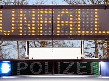 Bei Schopfloch in Bayern kam es zu einem schweren Verkehrsunfall und zwei Verletzten.  Symbolbild: Daniel Bockwoldt/dpa