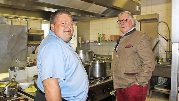 Johannes Harrer und Peter Landendörfer diskutieren in der Küche über Gerichte für Senioren. Foto: Carmen Schwind