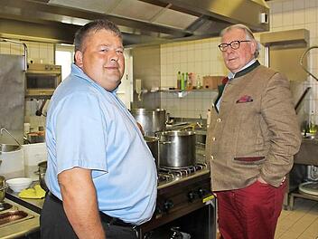 Johannes Harrer und Peter Landendörfer diskutieren in der Küche über Gerichte für Senioren. Foto: Carmen Schwind