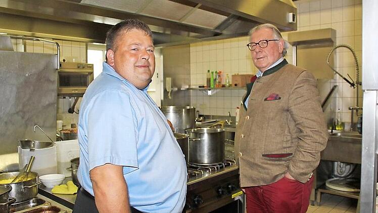 Johannes Harrer und Peter Landendörfer diskutieren in der Küche über Gerichte für Senioren. Foto: Carmen Schwind