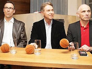 MIt der Entlassung von Headcoach Chris Fleming (links) im Jahr 2014 trat auch Wolfgang Heyder als Geschäftsführer Wolfgang Heyder (rechts) zurück. Das Tischtuch zwischen Heyder und dem Aufsichtsratsvorsitzenden der Bamberger Basketball GmbH und Hauptsponsor Michael Stoschek (Mitte) war zerschnitten. Foto: Archiv/sportpress