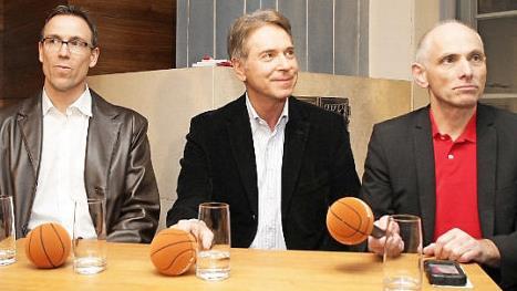 MIt der Entlassung von Headcoach Chris Fleming (links) im Jahr 2014 trat auch Wolfgang Heyder als Geschäftsführer Wolfgang Heyder (rechts) zurück. Das Tischtuch zwischen Heyder und dem Aufsichtsratsvorsitzenden der Bamberger Basketball GmbH und Hauptsponsor Michael Stoschek (Mitte) war zerschnitten. Foto: Archiv/sportpress