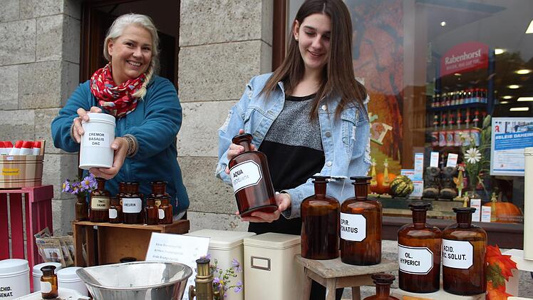 Apothekeninhaberin Katja Enders und Azubi Hanna Hügel zeigen stolz, was sie im Lager fanden und was absolut hochwertig war.