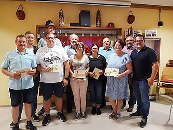 Vorsitzender Robert Fritz (rechts) zeichnete Mitglieder f&uuml;r langj&auml;hrige Treue aus.