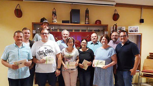 Vorsitzender Robert Fritz (rechts) zeichnete Mitglieder f&uuml;r langj&auml;hrige Treue aus.