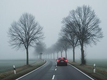 Graues und trübes Herbstwetter mit Temperaturen zwischen zwei und zwölf Grad erwartet Bayern am Wochenende des 8. November 2025 laut DWD-Prognosen.