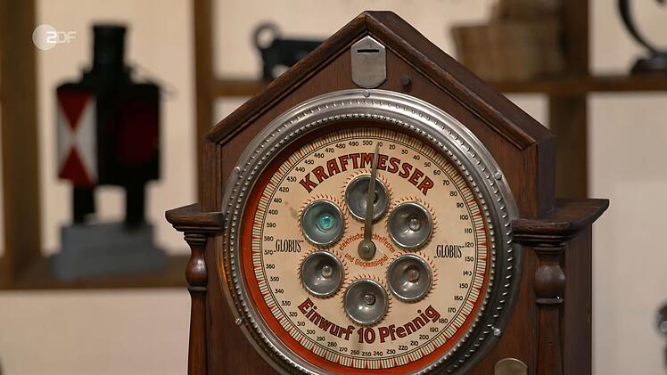 Der funktionsf&auml;hige Kraftmesser "Globus" aus den 1930er-Jahren wurde auf 700 bis 800 Euro gesch&auml;tzt. Walter Lehnertz machte mit 750 Euro das h&ouml;chste Gebot.