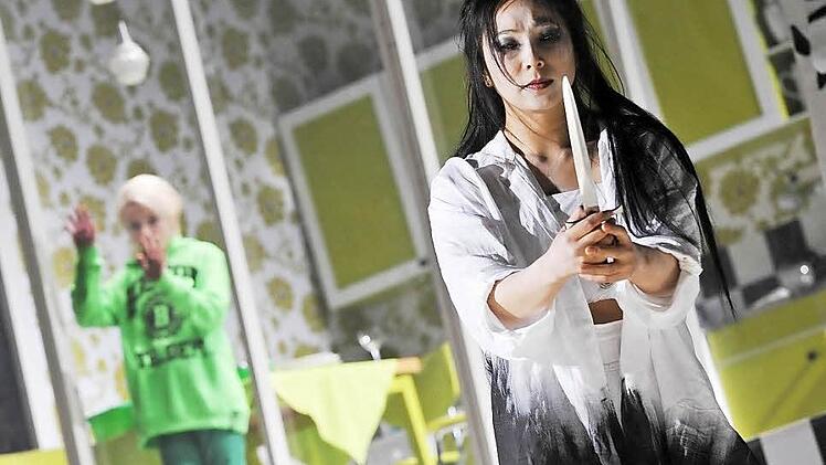 Von der Familie verstoßen, vom Ehemann im Stich gelassen, sieht die Geisha Cio-Cio -San nur noch einen Ausweg - den Selbstmord. Die Titelrolle in Puccinis Oper "Madama Butterfly" gestaltet die Sopranistin Hyunju Park als Gast am Landestheater. Für ihre packende Gestaltung wird sie vom Premierenpublikum frenetisch gefeiert. Im Hintergrund Julian Lion als Kind.Fotos: Andrea Kremper