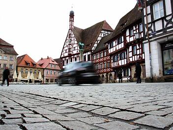Viele Autofahrer sind in der verkehrsberuhigten Zone vor dem Rathaus schneller als im Schritt-Tempo unterwegs. Foto: Josef Hofbauer