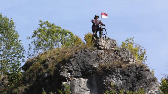 Hoch über dem Kleinziegenfelder Tal grüßt Claudius, der rätselhafte Radler, die Ausflügler.  Foto: Barbara Herbst