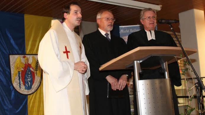 Die drei Pfarrer sprechen den Segen.