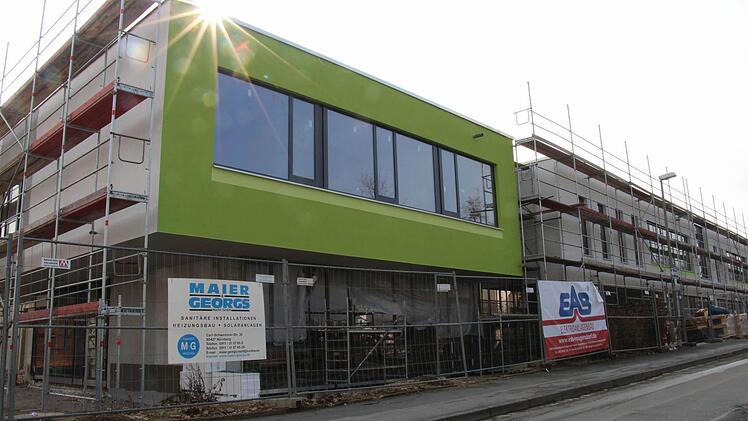 Mit grüner Fassade leuchtet schon ein Teil des neuen Gebäudes.Fotos: Christian Bauriedel