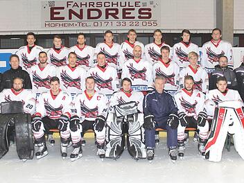 Die neue Mannschaft der "Hawks". Auf dem Bild (jeweils von links; hintere Reihe): Christian Dietrich, Michael Stach, Jan Slivka, Alexander Stahl, Manuel Kurz, Lukas Zänglein, Kilian Hümmer, Eugen Nold; (mittlere Reihe) Vorstandsmitglied Andreas Kurz, Sportlicher Leiter Martin Reichert, Max Hildenbrand, Stefan Ankenbrand, Ilja Kinereisch, Marco Hildenbrand, David Franek, Daniel Wildenauer sowie die Betreuer Bernd Keller, Ralf Eichmayer und Herbert Lutz; (vordere Reihe): Martin Hildenbrand, Max...