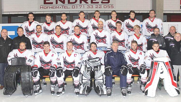 Die neue Mannschaft der "Hawks". Auf dem Bild (jeweils von links; hintere Reihe): Christian Dietrich, Michael Stach, Jan Slivka, Alexander Stahl, Manuel Kurz, Lukas Zänglein, Kilian Hümmer, Eugen Nold; (mittlere Reihe) Vorstandsmitglied Andreas Kurz, Sportlicher Leiter Martin Reichert, Max Hildenbrand, Stefan Ankenbrand, Ilja Kinereisch, Marco Hildenbrand, David Franek, Daniel Wildenauer sowie die Betreuer Bernd Keller, Ralf Eichmayer und Herbert Lutz; (vordere Reihe): Martin Hildenbrand, Max...