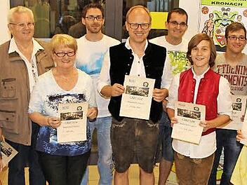 Von links: stellvertretende BLLV-Kreisvorsitzende Michaela Weinmann und Rebecca Müller, Lehrer-Schützenkönig Rainer Appel, Inge Jahn, Benjamin Vetter, Gäste-Schützenkönig Thomas Böhm, Georg Weinmann, Jugendkönig Jacob Schick, Jannik Gold, Victor Birkner und Laura Pfadenhauer.  Foto: Rainer Glissnik