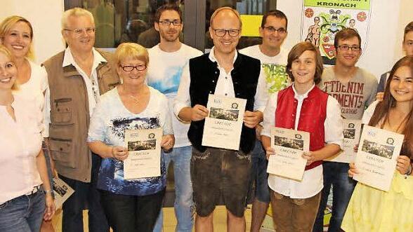 Von links: stellvertretende BLLV-Kreisvorsitzende Michaela Weinmann und Rebecca Müller, Lehrer-Schützenkönig Rainer Appel, Inge Jahn, Benjamin Vetter, Gäste-Schützenkönig Thomas Böhm, Georg Weinmann, Jugendkönig Jacob Schick, Jannik Gold, Victor Birkner und Laura Pfadenhauer.  Foto: Rainer Glissnik
