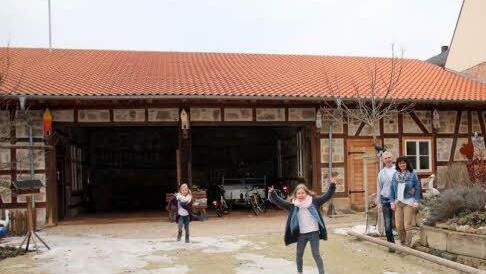 Im Schatten der Seßlacher Stadtmauer haben sich Manuela und Peter Hofmann (hier mit ihren Töchtern Leni und Lilly) aus einem verfallenden Anwesen eine Idylle geschaffen. Für die vorbildliche Sanierung des stattlichen Wohnhauses samt Innenhof und Scheune wurde das Ehepaar bereits mit der "Denkmalschutzmedaille 2015" ausgezeichnet. Nun erhalten die Hofmanns auch den ersten Baukulturpreis der Initiative Rodachtal für herausragende Bauten in der Kategorie "Bestehende Bausubstanz". Soeben hat der ...