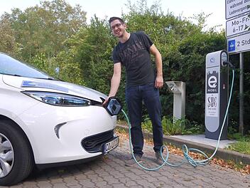 Einmal auftanken, bitte: Felix Hanft schließt den Renault "Zoe" an die Ladestation vor dem Landratsamt an. Vier bis sechs Stunden dauert es, bis die Batterie des Fahrzeugs voll ist. Die Reichweite des Fahrzeugs beträgt dann rund 120 Kilometer. Foto: Berthold Köhler