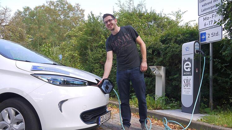 Einmal auftanken, bitte: Felix Hanft schließt den Renault "Zoe" an die Ladestation vor dem Landratsamt an. Vier bis sechs Stunden dauert es, bis die Batterie des Fahrzeugs voll ist. Die Reichweite des Fahrzeugs beträgt dann rund 120 Kilometer. Foto: Berthold Köhler