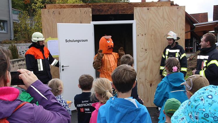 Zur Überraschung der kleinen Besucher handelte es sich bei dem aus einem verschlossenen Raum von Mitgliedern der Feuerwehr befreiten "Haustier" um die bekannte "Maus".Matthias Nöth