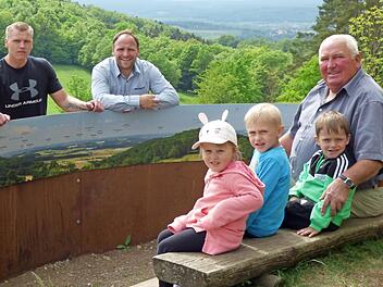 Freuen sich &uuml;ber die neue Attraktion an der K&uuml;pser Linde: (hinten, v. li.) Uwe Moritz, Andreas Voll,(vorne, v. li.) Mariella Moritz, Bastian und Emil Voll sowie Theo Voll.  Foto: red