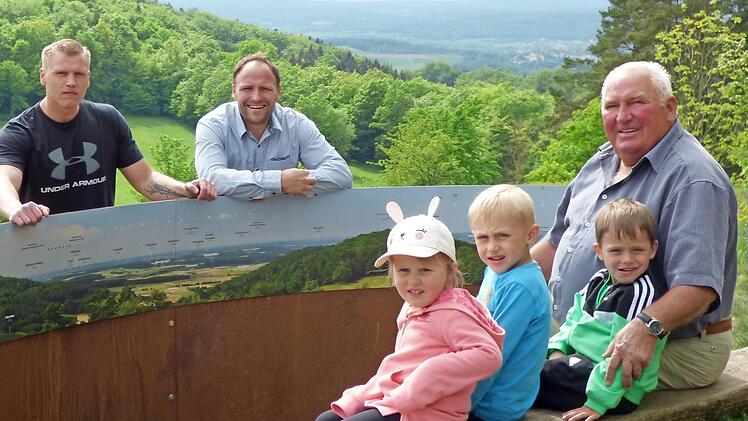 Freuen sich &uuml;ber die neue Attraktion an der K&uuml;pser Linde: (hinten, v. li.) Uwe Moritz, Andreas Voll,(vorne, v. li.) Mariella Moritz, Bastian und Emil Voll sowie Theo Voll.  Foto: red
