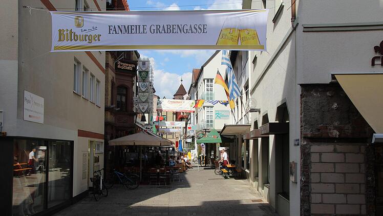 Alle Sitzgelegenheiten in der Kissinger Innenstadt sind besetzt. Foto: Johannes Schlereth