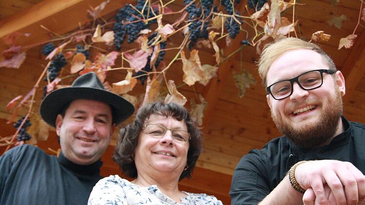 Optimistischer Blick in die Zukunft:  Sohn Michael Hergenröder (rechts) mit seinen Eltern Thomas und Arnita. Foto: Susanne Will